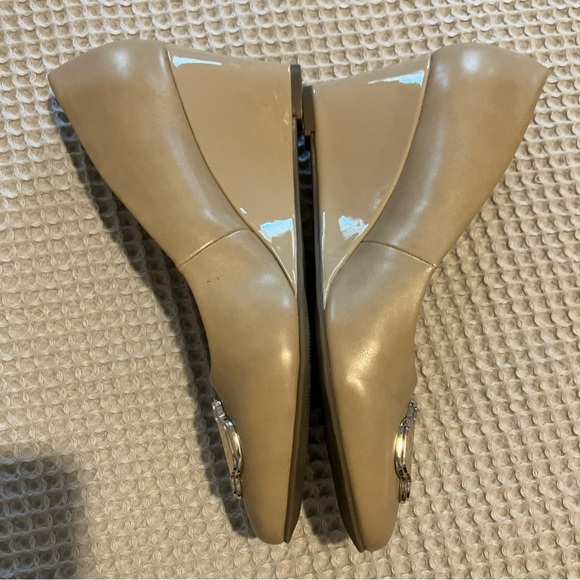 Anne Klein Women's Tan Wedge Shoes Pumps, Size 7 - Picture 3 of 6